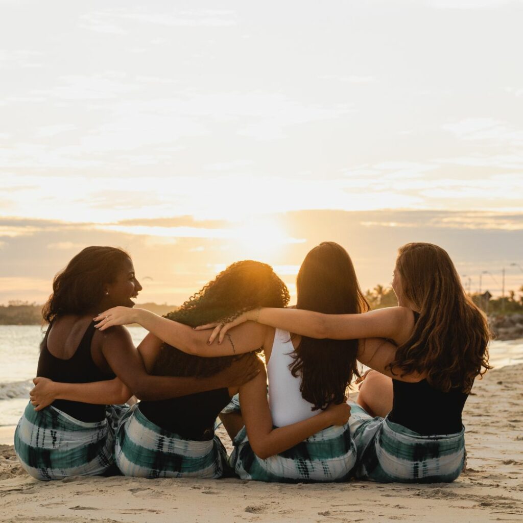 Collega's delen ideeën en versterken hun samenwerking tijdens een teamsessie